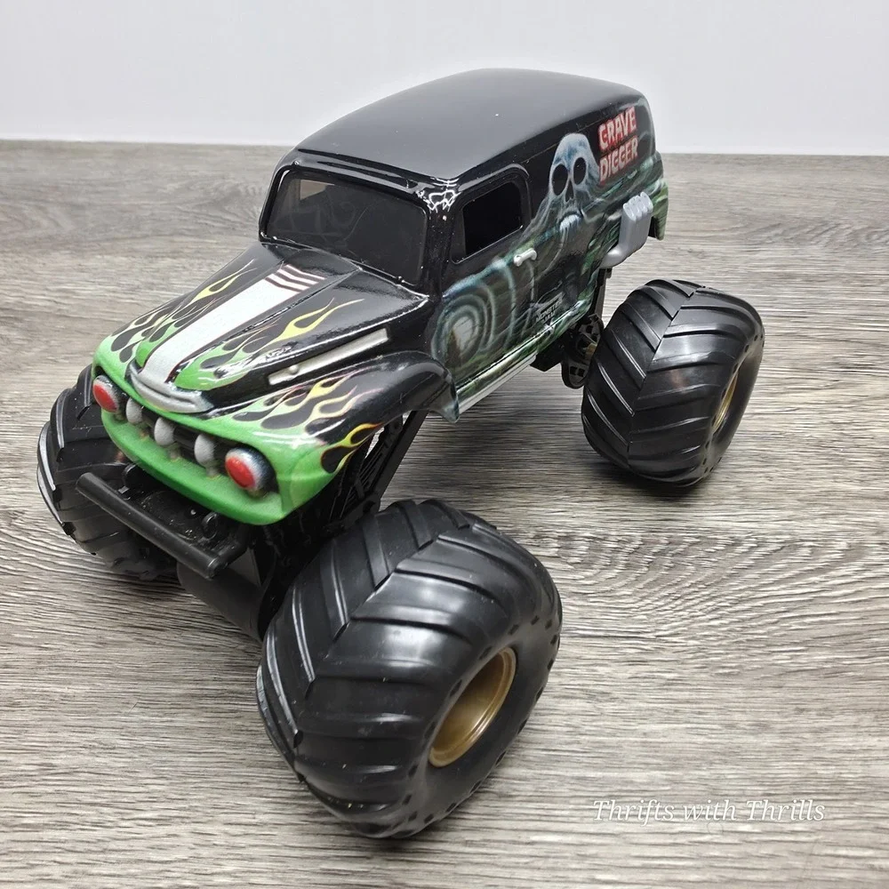 4 Monster Jam Trucks 1:24 Scale - Grave Digger Generations And Maximum...